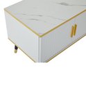 Detail van de hoek van een witte tv-kast met marmerlook blad, gouden rand, ribbeldeur en zwart pootje.