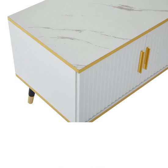 Detail van de hoek van een witte tv-kast met marmerlook blad, gouden rand, ribbeldeur en zwart pootje.