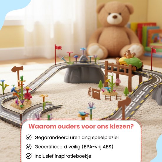 Een speelgoed racebaan met een auto, bomen, bloemen en heuvels, op een wit tapijt. Op de achtergrond een grote teddybeer.