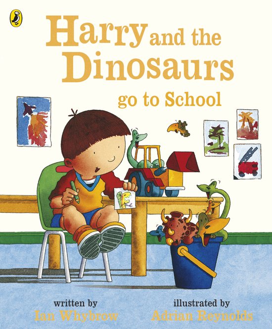 De cover van 'Harry en de Dinosaurussen gaan naar school'. Een jongen zit aan een tafel te tekenen, omringd door speelgoeddino's.