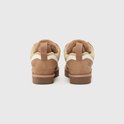 Achterkant van twee bruine UGG sneakers met bontkraag en lussen.