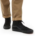 Vans SK8-Hi sneakers gedragen onder een beige broek met opgerolde zomen.