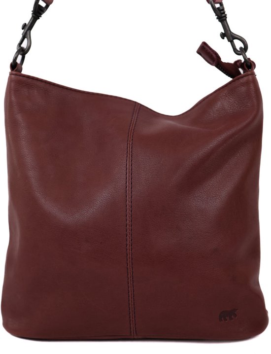 Bordeauxrode leren tas met verticale naden en een geborduurd logo aan de onderkant.