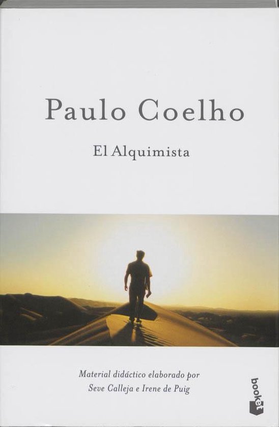 Couverture du livre : Paulo Coelho, El Alquimista. Un homme marche sur une dune dans le désert au coucher du soleil.