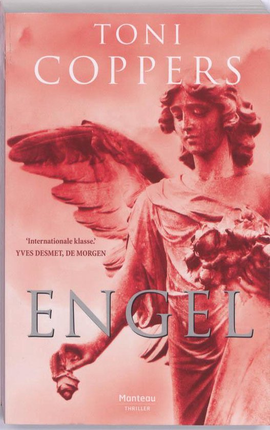 Een engel van rood marmer met vleugels, die naar beneden kijkt.