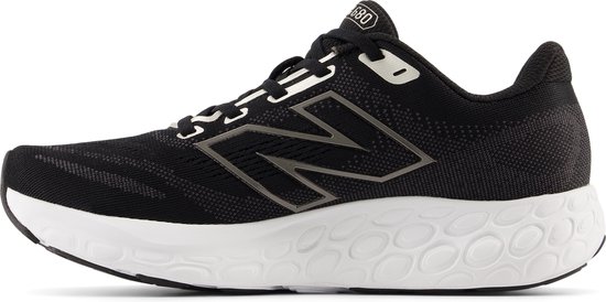 Zwarte New Balance sportschoen met witte zool, grijze N-logo en strepenpatroon.