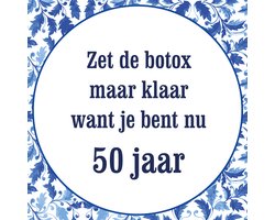 Tegeltje met spreuk: Zet de botox maar klaar want je bent nu 50 jaar | Keramisch tegeltje | Incl. ophanghaakje | Cadeau voor hem & haar | Hoge kwaliteit | 10,8 cm x 10,8 cm | Tegeltjes met spreuken en tekst | Tegeltjeswijsheid | Incl. 2 jaar garantie