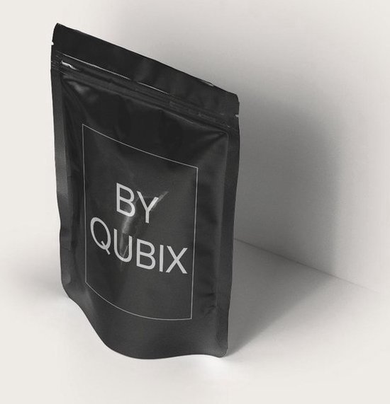 Emballage noir avec un cadre blanc et le texte 'BY Qubix'.