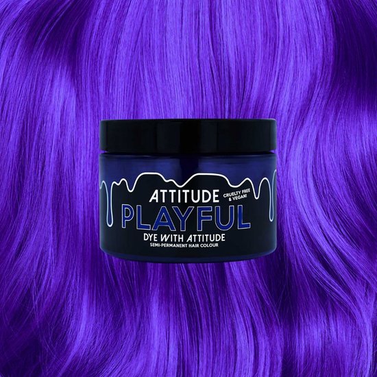 Pot met paarse haarverf van Attitude, omringd door paars haar.