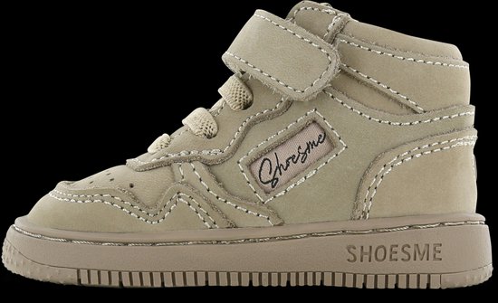 Taupe suède mid-top sneaker met klittenbandsluiting en veters. SHOESME logo op de zool.