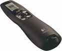 Zwarte Logitech R400 presenter met een digitaal schermpje en Logitech-logo.