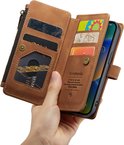 Bruine portemonnee hoesje voor iPhone, in hand, met ritsvak en kaarthouders. Telefoon is uitneembaar.