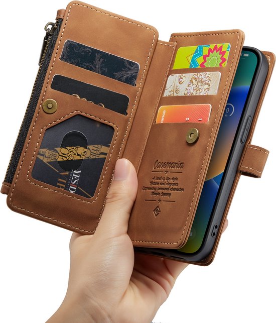 Bruine portemonnee hoesje voor iPhone, in hand, met ritsvak en kaarthouders. Telefoon is uitneembaar.
