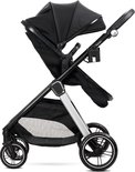 Zwarte kinderwagen met verstelbare duwstang en zilverkleurig frame.