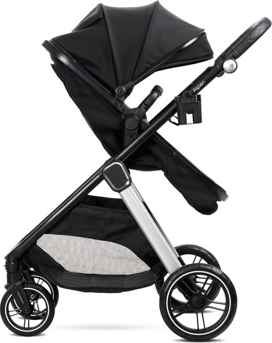 Zwarte kinderwagen met verstelbare duwstang en zilverkleurig frame.