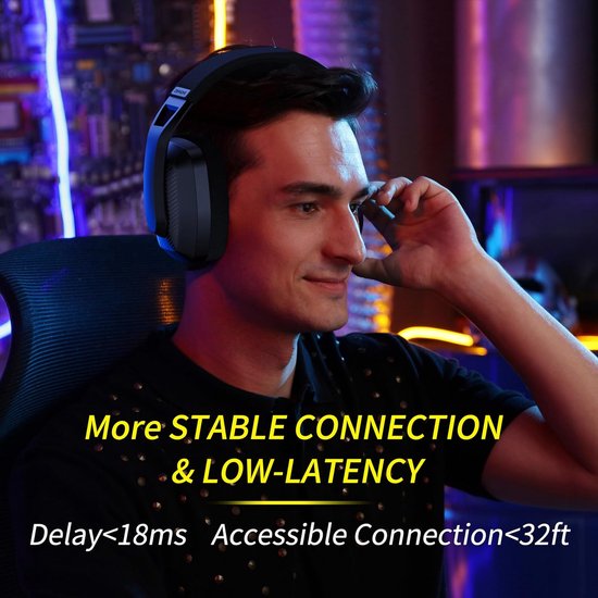 Man met zwarte gaming headset, met tekst 'More STABLE CONNECTION & LOW-LATENCY'.