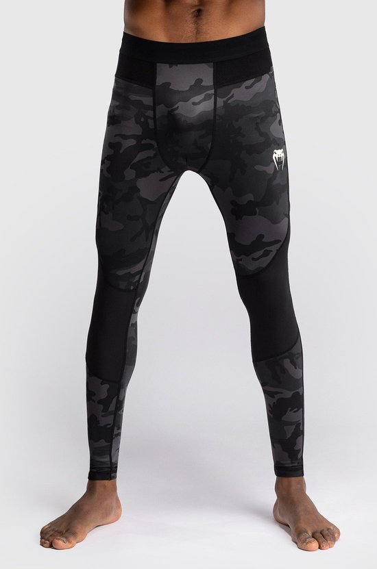 Zwarte compressiebroek met donkergrijs camouflagepatroon, zwarte panelen en het Venum-logo op de dij.