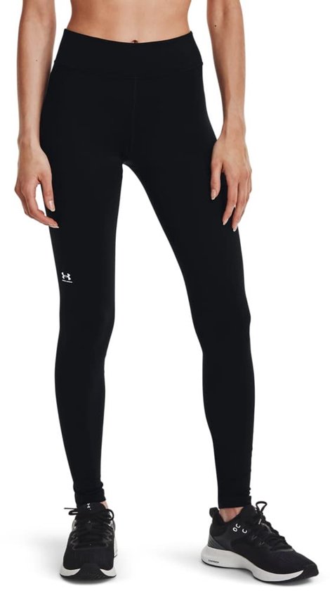 Model draagt zwarte sportlegging van Under Armour. Klein wit logo op linkerbeen.