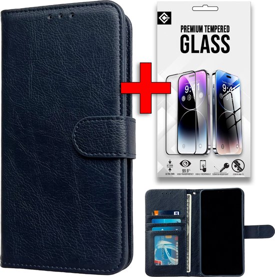 Donkerblauw telefoonhoesje in boekstijl naast een verpakking met screenprotector. Het hoesje is opengeklapt met telefoon en kaarthouders.