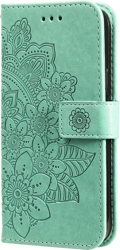Groene telefoonhoes in opengeklapte toestand met mandala bloemen reliëfontwerp.