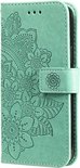 Groene telefoonhoes in opengeklapte toestand met mandala bloemen reliëfontwerp.