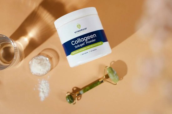 Witte pot 'Collageen Solugel Poeder' op een lichte achtergrond met een glas water, een kleine schaal poeder en een jade roller.