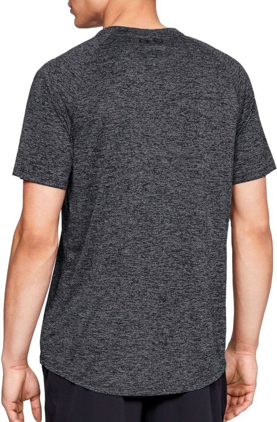 Model draagt donkergrijs gemêleerd sportshirt van Under Armour, achterkant.
