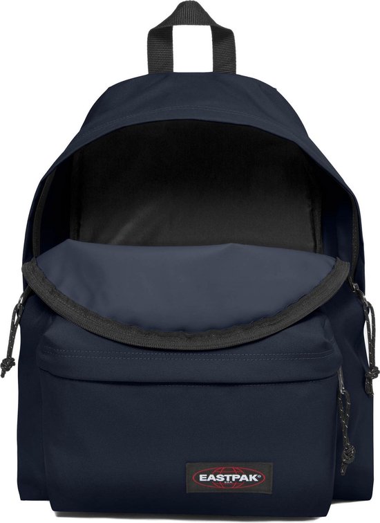 Donkerblauwe Eastpak rugzak met het voorvak open, onthult de voering.
