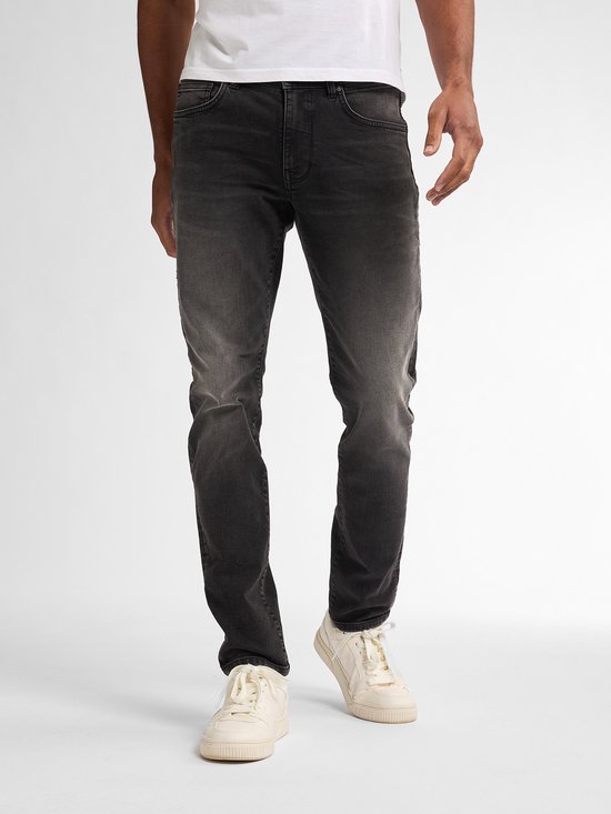 Man draagt zwarte slim fit jeans met vintage wassing, vijf zakken en een knoopsluiting.