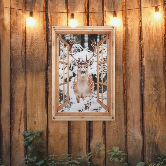 Tuinposter 60x90 cm - Tuindecoratie Doorkijk - Hert - Sneeuw - Winter - Bos - Dieren - Poster voor in de tuin - Buiten decoratie - Schutting tuinschilderij - Tuindoek muurdecoratie - Wanddecoratie balkondoek