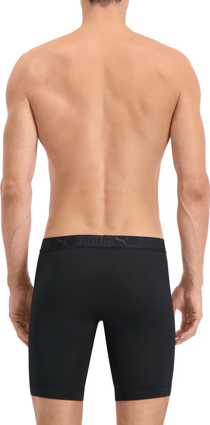 Achterkant van een man die zwarte Puma boxershorts met een logo-elastische band draagt.