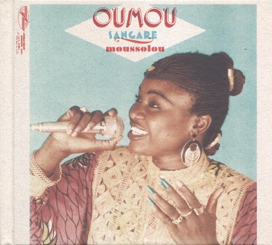 Oumou Sangare zingt in een microfoon, met een gele en rode outfit en grote oorbellen. Tekst: OUMOU SANGARE moussolou.