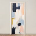 Abstracte deurposter met donkerblauw, lichtblauw, wit, okergeel en perzikkleurige vlakken.
