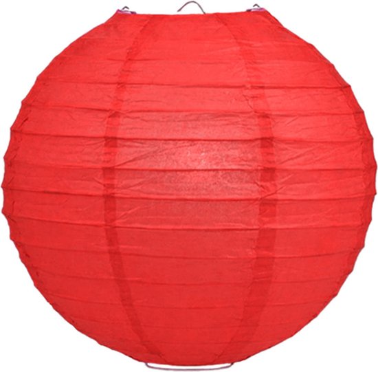 Eén rode papieren lampion op een witte achtergrond.