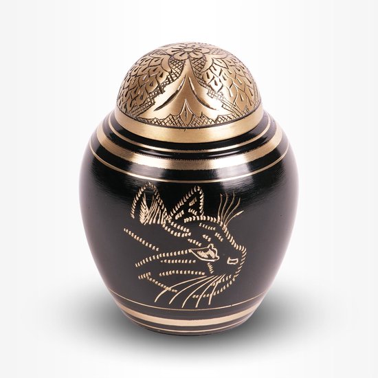 Zwarte dierenurn met gouden kattenafbeelding en sierlijke details op de deksel.
