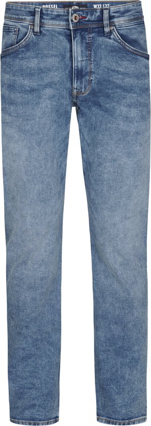 Rechtopstaande lichtblauwe jeans met een licht verweerde wassing. De jeans heeft zakken en riemlussen.