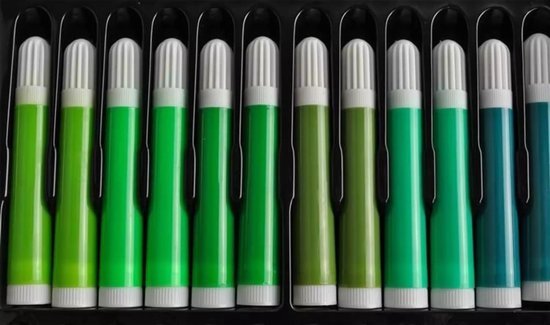 Een reeks groene stiften met witte dopjes, geordend in een zwarte doos.