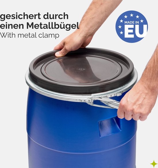 Handen sluiten een blauw kunststof vat af met een metalen klem en deksel. Gemaakt in EU.