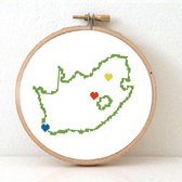 South-Africa borduurpakket  - geprint telpatroon om een kaart van Zuid-Afrika te borduren met een hart voor alle drie de hoofdsteden  - geschikt voor een beginner