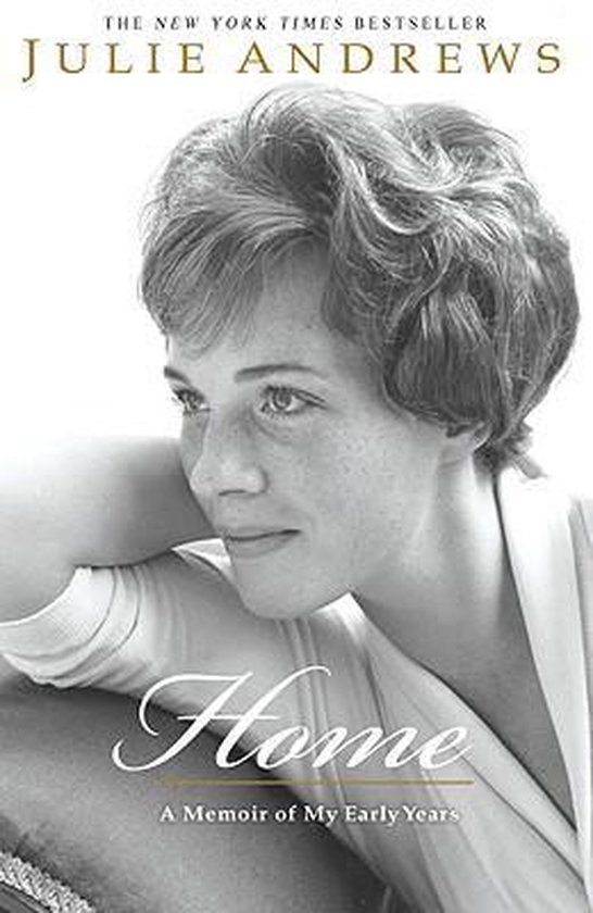 Couverture de livre avec une photo en noir et blanc de Julie Andrews, intitulée Home: A Memoir of My Early Years.