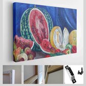 Watermeloen, meloenen, paprika's, komkommers, peren, appels, pruimen en tomaten op tafel op blauwe gordijnachtergrond - Modern Art Canvas - Horizontaal - 1478450213