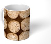 Mok - Twaalf kurken op een beige achtergrond - Mokken - 350 ML - Beker - Uitdeelcadeautjes
