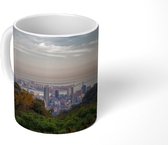 Mok - De Kobe stadshorizon in Japan achter groene bergen - 350 ML - Beker