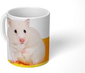 Mok - Koffiemok - Witte hamster op een gele stoel - Mokken - 350 ML - Beker - Koffiemokken - Theemok