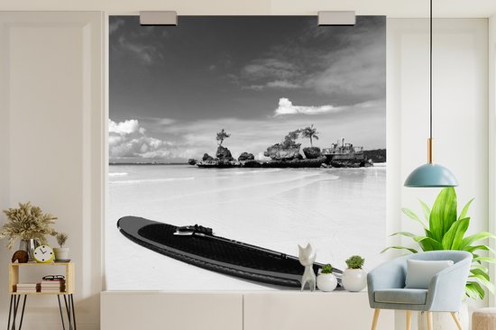 Papier Peint - Papier Peint Papier peint photo Planche de surf sur la plage de Boracay - noir et blanc - largeur 300 cm x hauteur 300 cm