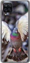 Geschikt voor Samsung Galaxy A12 hoesje - Close-up van een opvliegende duif - Siliconen Telefoonhoesje