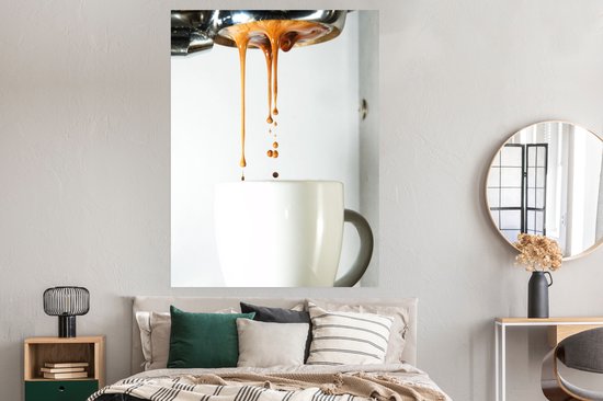Le café coule de la cafetière dans la tasse de café Poster 120x160 cm - Tirage photo sur Poster (décoration murale salon / chambre) XXL / Groot format!