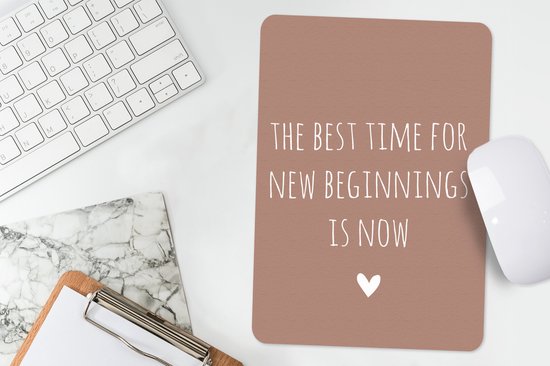 Muismat 18x27 cm - Mousepad Engelse quote "The best time for new beginnings is now" met een hartje op een bruinen achtergrond - Muismatten
