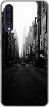 Geschikt voor Samsung Galaxy A50 hoesje - Auto rijdt door een rustige straat in New York in zwart-wit - Siliconen Telefoonhoesje
