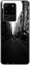 Geschikt voor Samsung Galaxy S20 Ultra hoesje - Auto rijdt door een rustige straat in New York in zwart-wit - Siliconen Telefoonhoesje